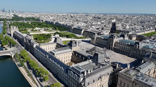 Fransa 'da Paris' teki Louvre Müzesi. Louvre Piramidi. Paris Skyline Sahnesi. Fransa 'nın Ile şehrindeki Paris Louvre Müzesi' nde. Güzel Atlıkarınca. Turizm Tarihi Yer.