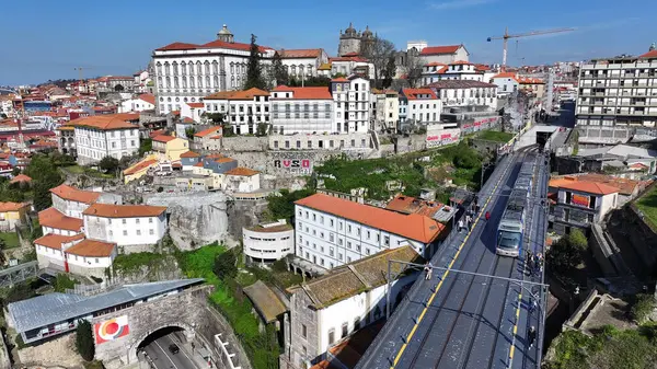 Porto Portekiz 'in Porto bölgesindeki Dom Luis Köprüsü. Şehir merkezi manzarası. Arch Köprüsü. Toplu taşıma sahnesi. Portekiz, Porto 'da Dom Luis Köprüsü. Turizm Tarihi Yer.