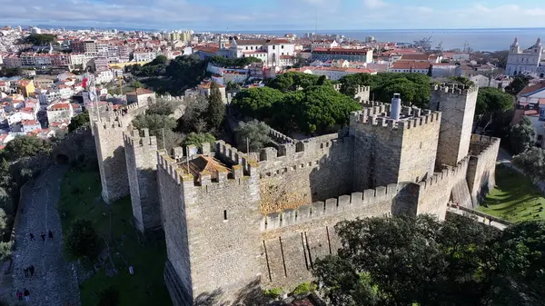 Lizbon, Portekiz 'deki Sao Jorge Şatosu. Ortaçağ Şato Sahnesi. Antik Şehir Manzarası. Portekiz, Lizbon 'daki Sao Jorge Kalesi. Tarihi Şehir Manzarası. Portekiz Skyline.