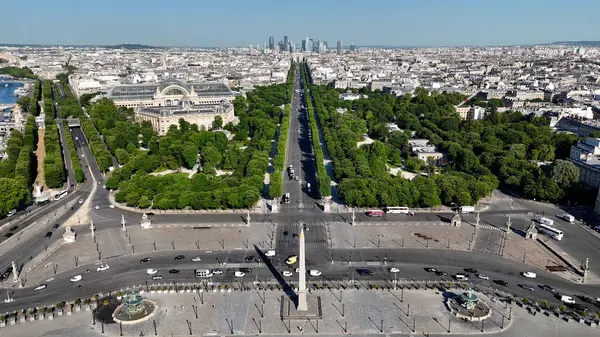 Champs Elysees Fransa 'daki Paris Ile De France' da. Arc De Triomphe Sahnesi. Paris Şehri Peyzajı. Champs Elysees Paris 'te, Fransa' nın Ile de France 'ında. Muhteşem Concorde Meydanı. Kültür Mirası.
