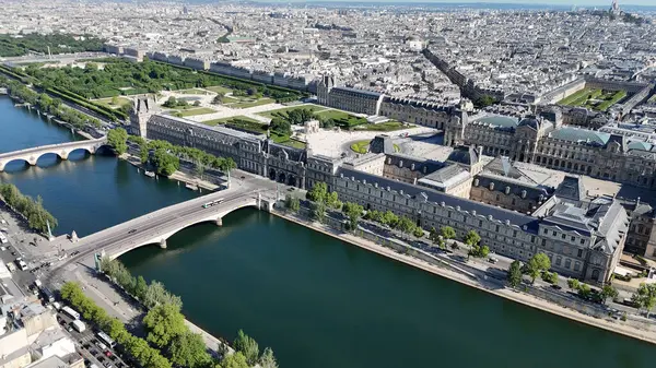 Fransa 'da Paris' teki Louvre Müzesi. Louvre Piramidi. Paris Skyline Sahnesi. Fransa 'nın Ile şehrindeki Paris Louvre Müzesi' nde. Güzel Atlıkarınca. Turizm Tarihi Yer.