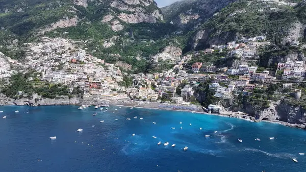 Salerno İtalya 'daki Positano' da Amalfi Sahili. Plaj manzarası. Dev Uçurumlar Sahnesi. Salerno İtalya 'daki Positano' da Amalfi Sahili. Ortaçağ Şehir Skyline 'ı. Salerno Körfezi Akdeniz. Sahil Skyline.