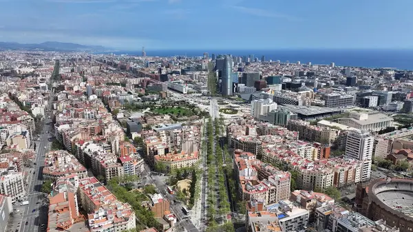 İspanya 'nın Barcelona şehrindeki Glories Tower' da. Highrise Binaları Sahnesi. Şehir merkezindeki şehir manzarası. Katalonya gökyüzü. İspanya Barselona 'daki Glories Kulesi. Bölge Havacılık Manzarası. İspanya Skyline.