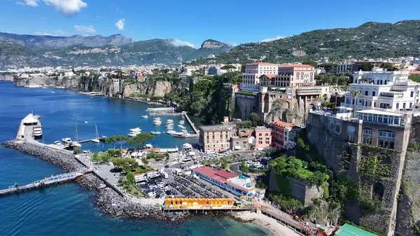 Sorrento Sahili, Sorrento, Napoli İtalya. Plaj manzarası. Dev Uçurumlar Sahnesi. Napoli İtalya 'da Sorrento Sahili. Ortaçağ Şehir Skyline 'ı. Napoli Körfezi Akdeniz. Amalfi Sahil Skyline.