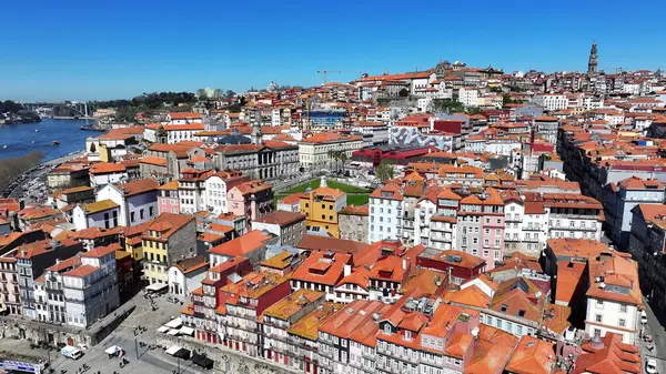 Porto Portekiz 'in Porto bölgesindeki Bolsa Sarayı. Şehir merkezi manzarası. Kültür Mirası. Ortaçağ İnşaat Sahnesi. Portekiz, Porto 'daki Bolsa Sarayı. Turizm Tarihi Yer.