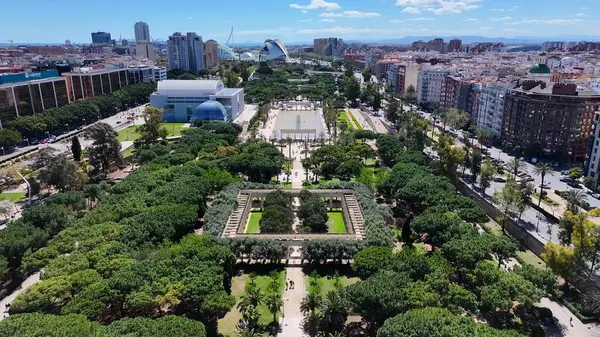 Valencia 'daki Turia Gardens Valence Community İspanya' da. Eğlence Parkı Sahnesi. Şehir merkezindeki şehir manzarası. Valence Community İspanya 'da Valencia. Müzik Sarayı Skyline. Şehir Sahnesi.