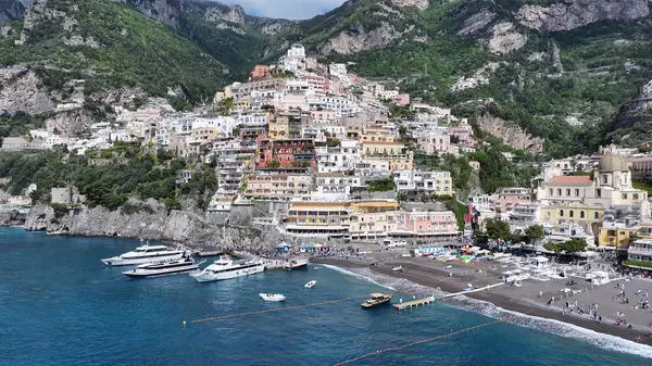 Salerno İtalya 'daki Positano' da Amalfi Sahili. Coastal City. Rıhtım manzarası. Salerno İtalya 'daki Positano' da Amalfi Sahili. Plaj manzarası. Ortaçağ Binaları. Amalfi Sahil Skyline.