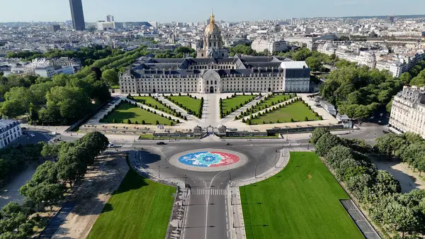 Fransa 'daki Paris Ile De France' daki Des Invalides Müzesi. Des Invalides Kordinatı. Paris Skyline Sahnesi. Fransa 'nın Ile şehrinde Paris' teki Des Invalides Müzesi. Güzel saray. Turizm Tarihi Yer.