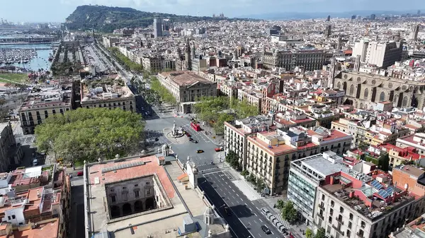 Barcelona 'daki Ciutadella Parkı Katalonya Topluluğu İspanya. Eğlence Parkı Sahnesi. Şehir merkezindeki şehir manzarası. Barselona Katalonya Topluluğu İspanya. Ciutadella Skyline. Şehir Sahnesi.