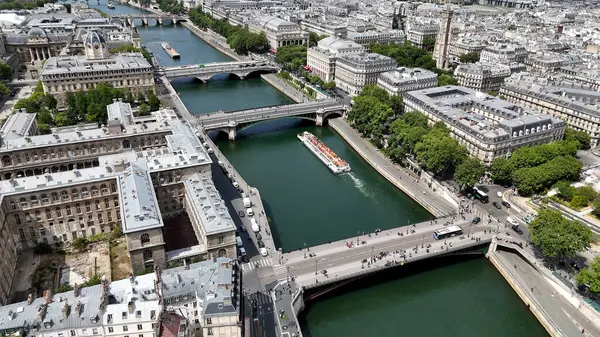 Fransa 'nın Paris Adası' ndaki Paris Skyline 'da. Şehir merkezindeki şehir manzarası. Seine River Skyline 'da. Fransa 'nın Paris Adası' ndaki Paris Skyline 'da. Ortaçağ köprüleri. Turizm Tarihi Yer. Avrupa Skyline