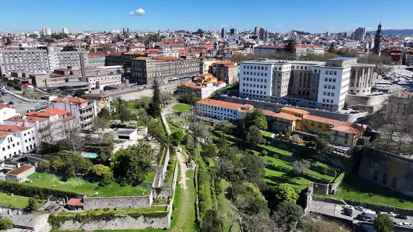 Porto Portekiz 'in Porto bölgesindeki Erdemliler Parkı. Eğlence Parkı Peyzajı. Kültür Mirası. Doğa Manzarası. Portekiz, Porto 'daki Erdemliler Parkı. Turizm Tarihi Yer.