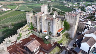 Leiria Portekiz 'in Obidos semtinde Obidos Skyline. Tarihi Şehir Manzarası. Ortaçağ mimarisi. Şato İnşaat Duvarları. Leiria Portekiz Bölgesi 'nde Obidos Skyline. Eski Köy.