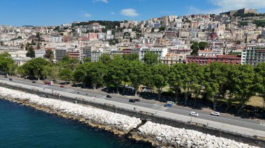 İtalya 'daki Napoli' deki Villa Comunale Parkı. Highrise Binaları Sahnesi. Şehir merkezindeki şehir manzarası. İtalya 'daki Napoli' deki Villa Comunale Parkı. Napoli Skyline. Bölge Havacılık Manzarası. İtalya Skyline.