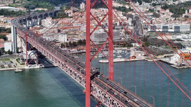 Lizbon, Portekiz 'de 25 Nisan Köprüsü. Şehir merkezinin göz kamaştırıcı manzarası. Kablo Köprüsü Sahnesi. Lizbon, Portekiz 'de 25 Nisan Köprüsü. Kablo Köprüsü Manzarası.