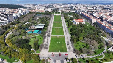 Lizbon 'daki Eduardo IV Parkı, Portekiz Bölgesi. Şehir merkezindeki şehir manzarası. Güzel şehir Skyline. Portekiz Lizbon 'daki Eduardo IV Parkı. Doğa Parkı Sahnesi. Metropolis Skyline.