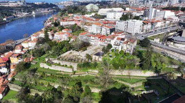Porto Bölgesi Portekiz 'deki Porto Skyline' da. Şehir merkezinde. Ortaçağ Binaları. Tarihi Şehir Sahnesi 'nde. Portekiz 'de Porto Skyline. Portekiz Skyline 'ı. Seyahat Alanı.