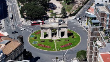 Valence Community İspanya 'da Deniz Kapısı. Şehir merkezindeki şehir manzarası. Puerta De La Mar Heykeli. Valence Community İspanya 'da Valencia. Kültür Mirası Skyline. Şehir Sahnesi.