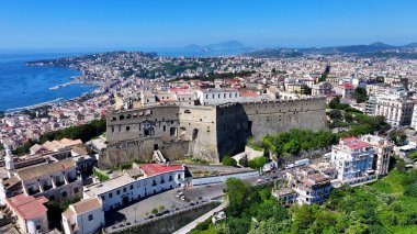 İtalya, Campania 'daki Napoli' de Castel Sant Elmo. Şehir manzarası manzarası. Şehir merkezinde. İtalya, Campania 'daki Napoli' de Castel Sant Elmo. Kültür Mirası Skyline. Güzel Metropolis. İtalya Manzarası.