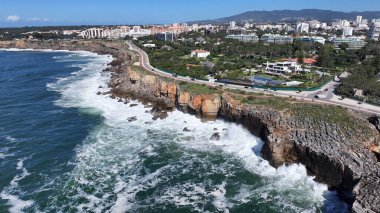 Cascais Skyline Lizbon 'un Cascais bölgesinde. Coastal City. Rıhtım manzarası. Plaj manzarası. Lizbon 'un Cascais Bölgesindeki Cascais Skyline.