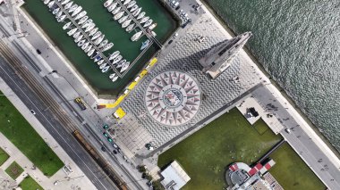 Lizbon 'daki Lizbon Bölgesi' nde Keşifler Anıtı. Keşif Anıtı. Seyahat güzergahı. Portekiz 'deki Lizbon' da Keşifler Anıtı. Denizcilik Tarihi. Landmark Meydanı. Portekiz Skyline.