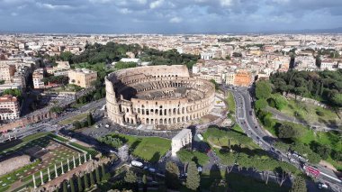 Lazio İtalya 'da Roma' da gökyüzü. Ortaçağ Binaları. Şehir merkezinde. Lazio İtalya 'da Roma' da gökyüzü. Arkeoloji Parkı. Kültür Mirası. İtalya Skyline.