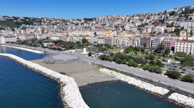 İtalya 'daki Napoli' deki Villa Comunale Parkı. Coastal City. Güzel Mappatella Sahili. İtalya 'daki Napoli' deki Villa Comunale Parkı. Göz kamaştırıcı Skyline. Sahil şeridi sahnesi. İtalya Manzarası.