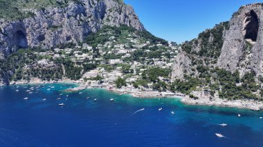 İtalya 'nın Napoli şehrindeki Capri Adası. Plaj manzarası. Dev Uçurumlar Sahnesi. İtalya 'nın Napoli şehrindeki Capri Adası. Ortaçağ Şehir Skyline 'ı. Napoli Körfezi Akdeniz. Sahil Skyline.