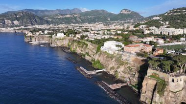 Napoli 'deki Sorrento Sahili' nde Sunset Skyline. Günbatımı Şehri. Rıhtım manzarası. Napoli İtalya 'daki Sorrento Plajı. Plaj manzarası. Ortaçağ Binaları. Sorrento Skyline. Amalfi Sahili.