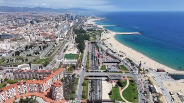 Barcelona Skyline Katalonya İspanya 'da. Plaj manzarası. Liman Koyu Sahnesi. Şehir merkezinde. Barselona İspanya 'da Barselona Skyline. İnanılmaz bir şehir manzarası. İspanya Skyline.