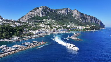 İtalya 'da Napoli' de Capri Skyline. Plaj manzarası. Turizm Tarihi Yer. İtalya 'da Napoli' de Capri Skyline. Napoli Körfezi, Skyline. Kıyı Kenti manzarası. Akdeniz.