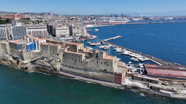 İtalya 'nın Napoli kentindeki Dell Ovo Kalesi. Şehir merkezindeki şehir manzarası. Napoli Körfezi manzarası. İtalya 'nın Napoli kentindeki Dell Ovo Kalesi. Ortaçağ Kalesi. Skyline Ortaçağ Binası. İtalya Manzarası.
