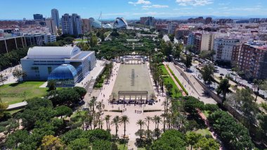 Valencia 'daki Turia Gardens, Valenciana İspanya. Doğa Parkı Sahnesi. Şehir merkezinde. Valencia, Valenciana İspanya 'da. Müzik Sarayı Skyline. Güzel Şehir Manzarası.