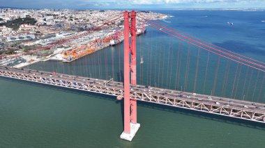 Lizbon 'da 25 Nisan Köprüsü Portekiz Bölgesi. Megalopolis Şehir Merkezi. Araçlar seyahat eder. Lizbon 'da 25 Nisan Köprüsü Portekiz Bölgesi. Kablo Köprüsü Manzarası.