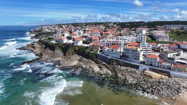 Lizbon 'un Sintra bölgesindeki Apple Beach. Coastal City. Rıhtım manzarası. Plaj manzarası. Lizbon 'un Sintra bölgesindeki Apple Plajı.