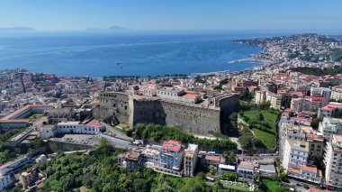 İtalya 'nın Napoli kentindeki Sant Elmo Kalesi. Şehir merkezindeki şehir manzarası. Napoli Körfezi manzarası. İtalya 'nın Napoli kentindeki Sant Elmo Kalesi. Güzel Skyline. Sahil şeridi manzarası. İtalya Manzarası.