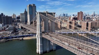 New York 'ta, Manhattan' da Brooklyn Skyline. Highrise Binaları Sahnesi. Brooklyn Köprüsü Peyzajı. New York 'ta Brooklyn Skyline. Trafik Arkaplanı.