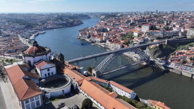 Portekiz 'in Porto bölgesindeki Serra Do Pilar Manastırı. I. Luis Köprüsü. Ribeira İskelesi. Tarihi Şehir Sahnesi 'nde. Portekiz 'in Porto Bölgesi' ndeki Serra Do Pilar Manastırı. Turizm Simgeleri.