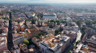 Lazio İtalya 'da Roma' da gökyüzü. Ortaçağ Binaları Manzaranın Üzerinde. Şehir merkezindeki şehir manzarası. Lazio İtalya 'da Roma' da gökyüzü. Ortaçağ Sahnesi. Kültür Mirası Manzarası. İtalya Skyline.