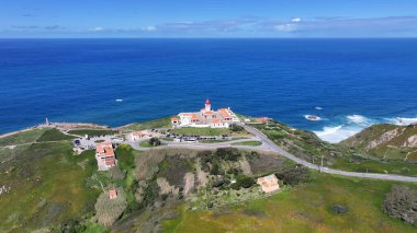 Portekiz 'in Lizbon bölgesindeki Sintra' da Roca Burnu. Plaj manzarası. Doğa Deniz Burnu. Seyahat güzergahı. Portekiz 'in Lizbon bölgesindeki Sintra' da Roca Burnu. Turkuaz Su.