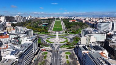 Lizbon, Portekiz 'deki Marques De Pombal Heykeli. Şehir merkezi hava manzarası. Avrupa şehri. Portekiz, Lizbon 'daki Marques De Pombal Heykeli. Güzel döner kavşak. Kentsel Skyline.
