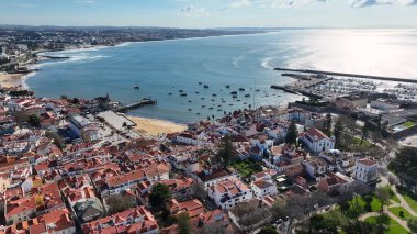 Cascais Skyline Lizbon 'un Cascais bölgesinde. Plaj manzarası. Turizm Tarihi Yer. Şehir manzarası sahnesi. Cascais Skyline Lizbon 'un Cascais bölgesinde..