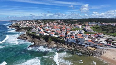 Portekiz 'in Lizbon bölgesindeki Sintra' da Apple Beach. Plaj manzarası. Doğa Deniz Burnu. Seyahat güzergahı. Portekiz 'in Lizbon bölgesindeki Sintra' da Apple Beach. Turkuaz Su.