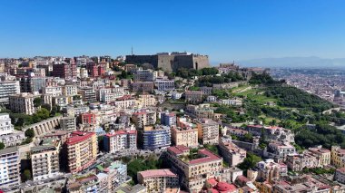 İtalya, Campania 'daki Napoli' de Castel Sant Elmo. Şehir merkezindeki şehir manzarası. Güzel Skyline. İtalya, Campania 'daki Napoli' de Castel Sant Elmo. Highrise Binaları. Napoli Mimarisi. Napoli Skyline.