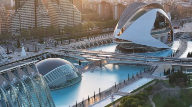 Valence Community İspanya 'da Valencia Skyline' da günbatımı. Fütürist Binalar. Şehir merkezindeki şehir manzarası. Valence Community İspanya 'da Valencia. Günbatımı Skyline. Sanat Müzesi..