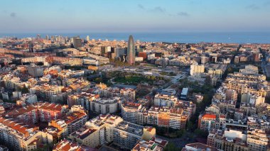 Katalonya İspanya Topluluğu 'ndaki Barselona' daki Şanlı Kule 'de Gün Batımı. Ortaçağ Binaları. Şehir merkezindeki şehir manzarası. Barselona Katalonya Topluluğu İspanya. Günbatımı Skyline. Güneş Sahnesi Rays of Sun.
