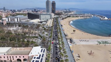 Barcelona Skyline Katalonya İspanya 'da. Şehir Plajı. Bay Water Sahnesi. Şehir merkezinde. Barcelona Skyline Katalonya İspanya 'da. Huzurlu Manzara.