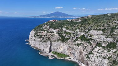 Sorrento Sahili, Sorrento, Napoli İtalya. Plaj manzarası. Dev Uçurumlar Sahnesi. Napoli İtalya 'da Sorrento Sahili. Vezüv Yanardağı Skyline. Napoli Körfezi Akdeniz. Amalfi Sahil Skyline.