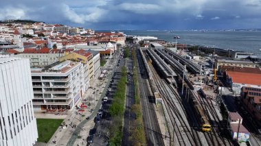 Lizbon, Portekiz 'in Lizbon semtinde Lizbon Skyline. Tren İstasyonu Sahnesi. Çarpıcı şehir manzarası. Lizbon Skyline Portekiz 'de. Tarihi Şehir Manzarası. Turizm Tarihi Yer.