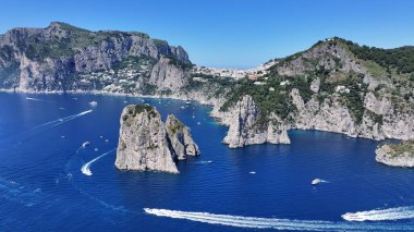 Capri 'li Faraglioni Campania İtalya' daki Napoli 'de. Kıyı manzarası. Rıhtım manzarası. Capri 'li Faraglioni Campania İtalya' daki Napoli 'de. Plaj manzarası. Paradisiac Seafront. Capri Adası Skyline.