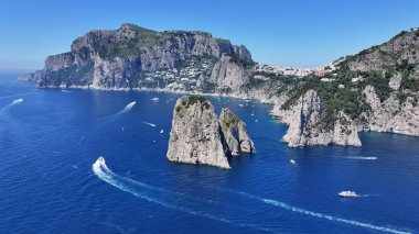 Napoli, Capri 'deki Faraglioni Adası. Plaj manzarası. Dev Uçurumlar Sahnesi. Napoli, Capri 'deki Faraglioni Adası. Napoli Körfezi, Skyline. Akdeniz kıyısı. Capri Adası Manzarası.
